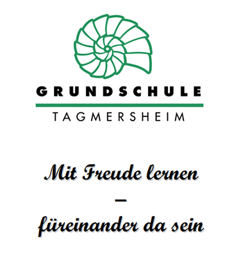 Logo der Grundschule Tagmersheim mit grünem Ammoniten und Slogan "Mit Freude lernen – füreinander da sein".