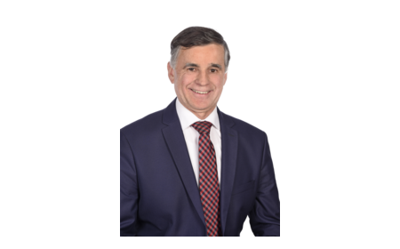 1. Bürgermeister der Stadt Monheim Günther Pfefferer: Ein Mann in Anzug mit kariertem Schlips, lächelnd, vor weißem Hintergrund.